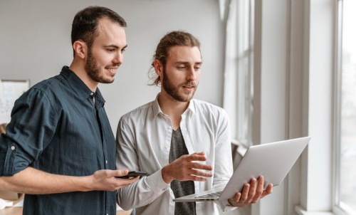 CDI vs Freelance en 2026 : quel modèle résiste vraiment à la tension du marché Tech ?