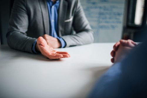Comment expliquer un changement fréquent de missions en entretien IT ?