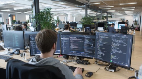 Développeurs en 2025 : salaires, IA, télétravail… Ce que révèle le dernier rapport Stack Overflow