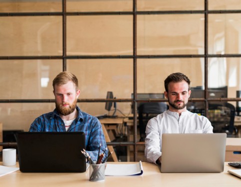 Flexibilité ou fidélisation ? Freelances et juniors, deux stratégies pour recruter malin