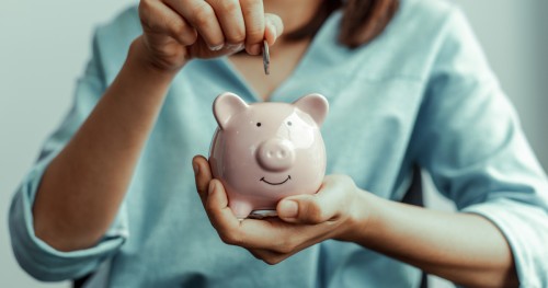 How are contractors paid in the UK?