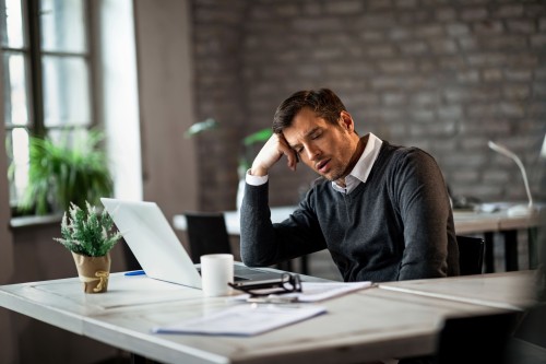 Le syndrome de l’imposteur gagne les salariés utilisant l’IA : pourquoi ce malaise monte au travail