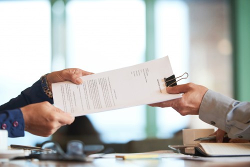 Mission ou CDI : les 5 clauses de contrat à vérifier avant de signer (que personne ne vous explique)