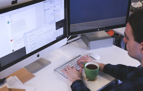 Reconversion professionnelle dans l’IT : se lancer dans le cloud, l’IA ou la cybersécurité