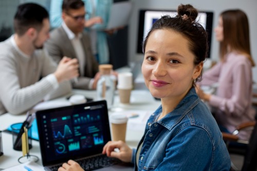 Reconversion tech : 6 métiers accessibles sans diplôme d'ingénieur qui recrutent à la rentrée