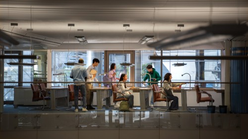 Startups vs Grands groupes : qui attire vraiment les talents Tech en 2025 ?