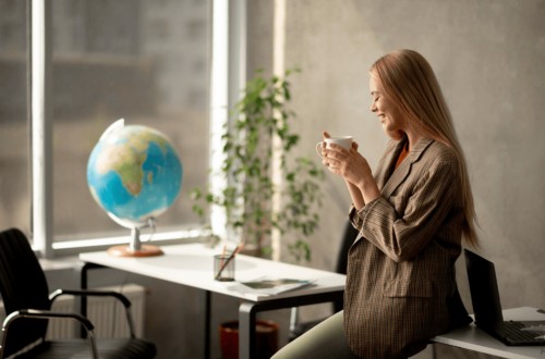 Travailler depuis l'étranger pour une entreprise française : ce qu'il faut savoir avant de partir
